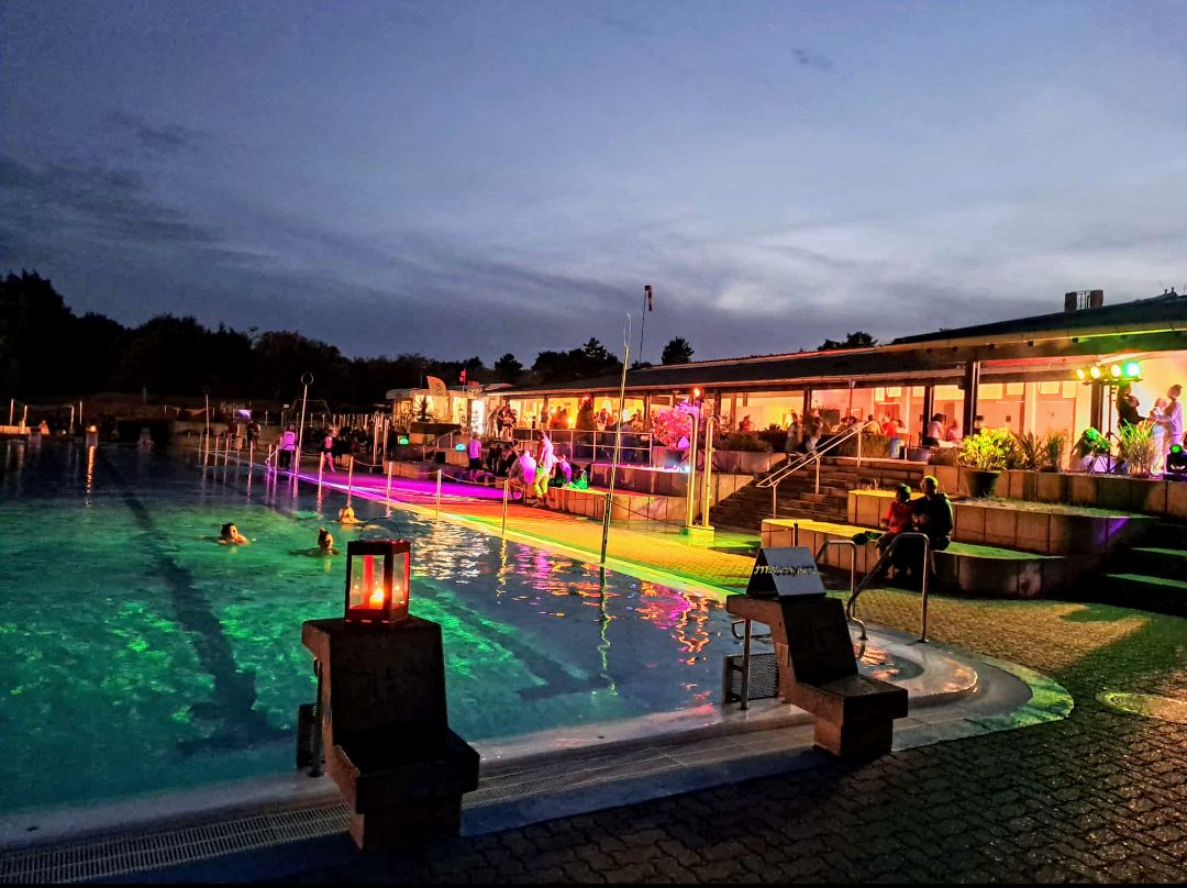 Sommerabend am Pool
